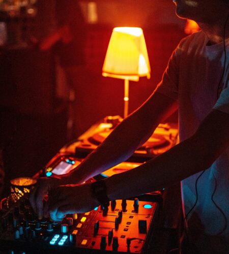 Echipamentele esențiale pentru fiecare DJ